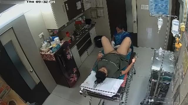 Desi Bhabhi In Clinic House-Keeper Shaving Her Pussy – hindixxxvideo